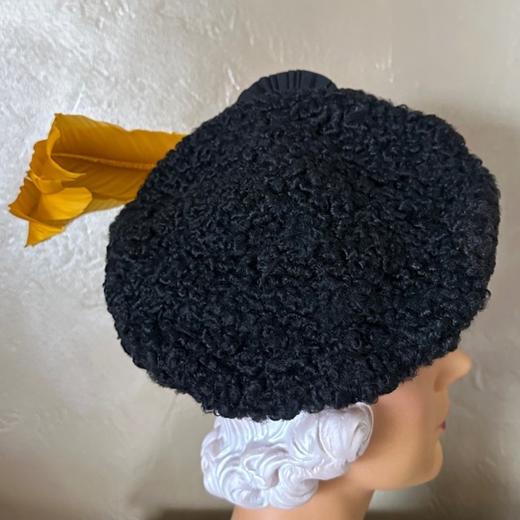 RARE 1940\'s BLACK MOUTON BERET WITH GROSGRAIN ROSETTE & YELLOW CURLY FEATHERS main image 9